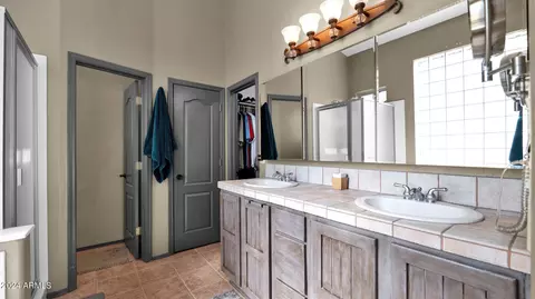 Bath - 7740 E Russell Cir, Mesa, AZ 85207 photo 2 of 4