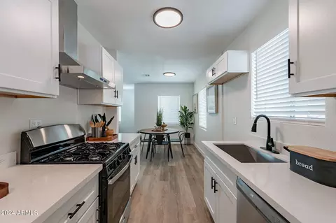 Kitchen - 3302 E Pierce St, Phoenix, AZ 85008 photo 4 of 8