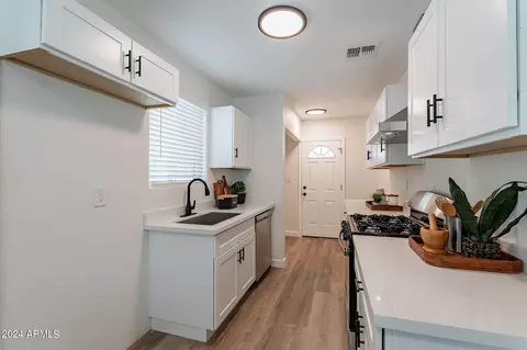 Kitchen - 3302 E Pierce St, Phoenix, AZ 85008 photo 3 of 8