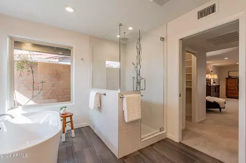 Bath - 2646 E Sierra St, Phoenix, AZ 85028 photo 2 of 4