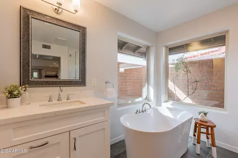 Bath - 2646 E Sierra St, Phoenix, AZ 85028 photo 3 of 4