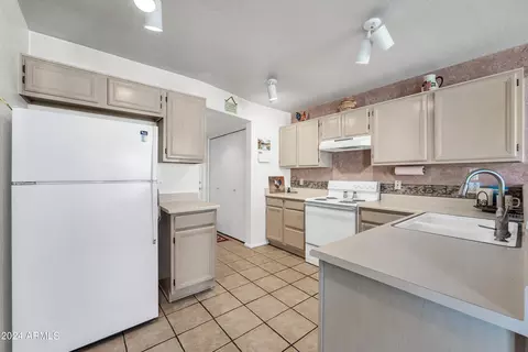 Kitchen - 802 E Sack Dr, Phoenix, AZ 85024 photo 1 of 4