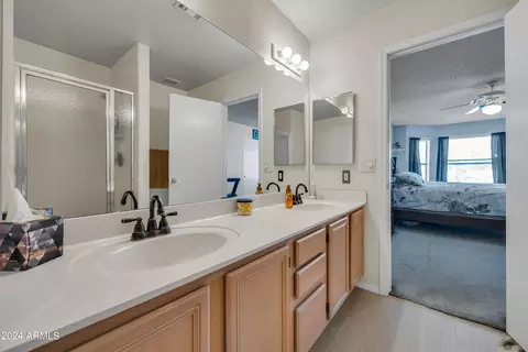 Bath - 802 E Sack Dr, Phoenix, AZ 85024 photo 2 of 5