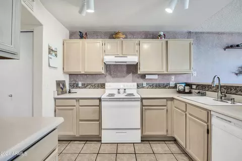Kitchen - 802 E Sack Dr, Phoenix, AZ 85024 photo 4 of 4