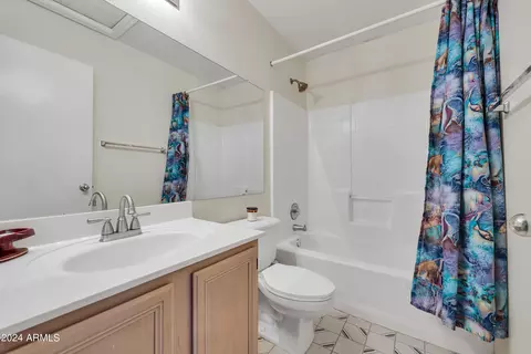 Bath - 802 E Sack Dr, Phoenix, AZ 85024 photo 4 of 5