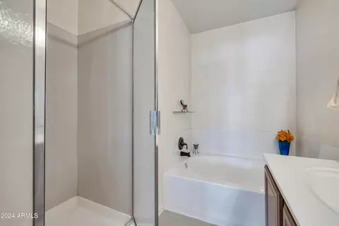 Bath - 802 E Sack Dr, Phoenix, AZ 85024 photo 3 of 5