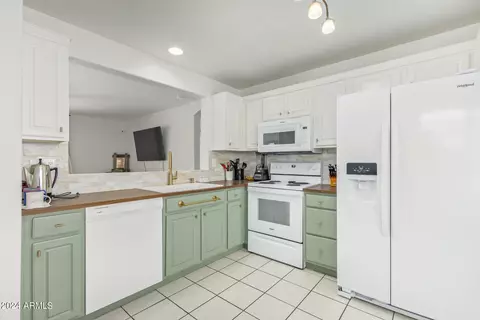 Kitchen - 1287 W 17th Ave, Apache Junction, AZ 85120 photo 1 of 2