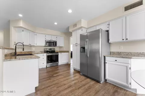 Kitchen - 4227 E Bighorn Ave, Phoenix, AZ 85044 photo 2 of 5