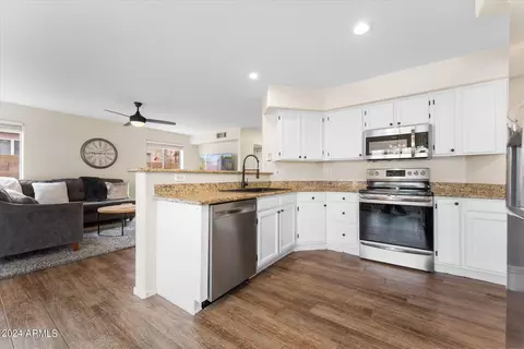 Kitchen - 4227 E Bighorn Ave, Phoenix, AZ 85044 photo 3 of 5