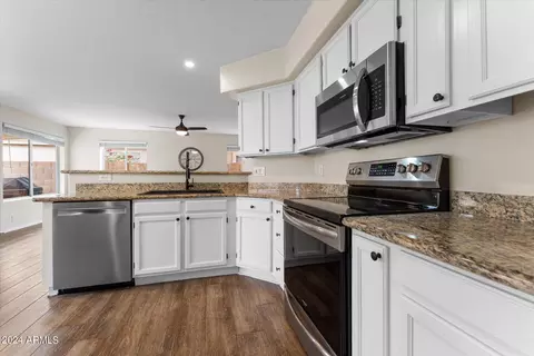 Kitchen - 4227 E Bighorn Ave, Phoenix, AZ 85044 photo 4 of 5