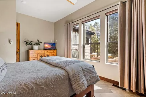 Bedroom - 2841 Thunderbolt Cir, Overgaard, AZ 85933 photo 9 of 11