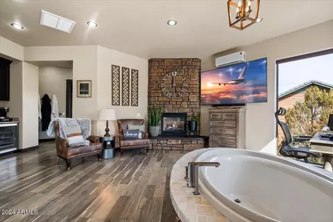 Living - 2841 Thunderbolt Cir, Overgaard, AZ 85933 photo 4 of 7