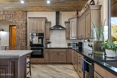 Kitchen - 2841 Thunderbolt Cir, Overgaard, AZ 85933 photo 7 of 10
