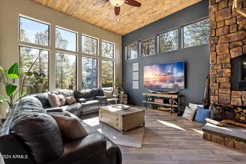 Living - 2841 Thunderbolt Cir, Overgaard, AZ 85933 photo 3 of 7