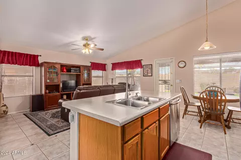 Kitchen - 9420 E Olla Ave, Mesa, AZ 85212 photo 3 of 4