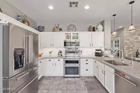 Kitchen - 3326 E Maplewood St, Gilbert, AZ 85297 photo 2 of 4