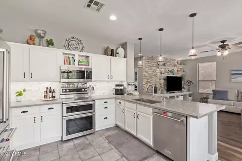 Kitchen - 3326 E Maplewood St, Gilbert, AZ 85297 photo 3 of 4
