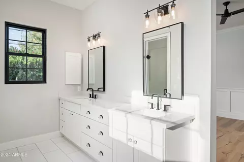 Bath - 4164 E Camelback Rd, Phoenix, AZ 85018 photo 2 of 6