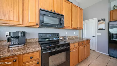 Kitchen - 10256 E Posada Ave, Mesa, AZ 85212 photo 5 of 7