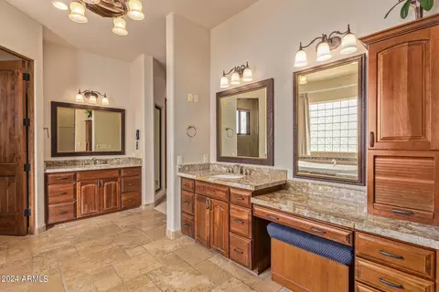 Bath - 2920 E Cloud Rd, Cave Creek, AZ 85331 photo 6 of 7