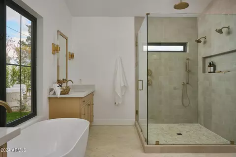 Bath - 4817 N 35th Way, Phoenix, AZ 85018 photo 3 of 7