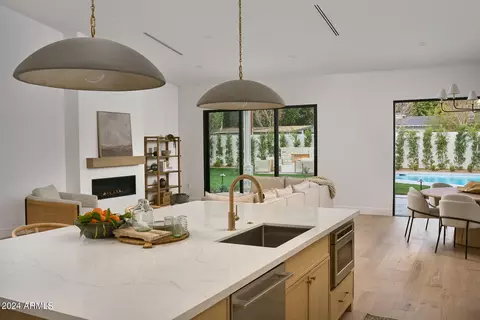 Kitchen - 4817 N 35th Way, Phoenix, AZ 85018 photo 4 of 5