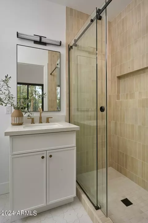 Bath - 4817 N 35th Way, Phoenix, AZ 85018 photo 5 of 7