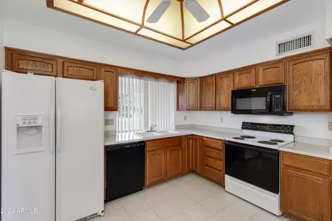 Kitchen - 7916 E Navarro Ave, Mesa, AZ 85209 photo 2 of 4