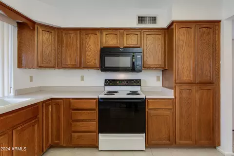 Kitchen - 7916 E Navarro Ave, Mesa, AZ 85209 photo 4 of 4