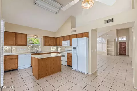 Kitchen - 3228 E Wildwood Dr, Phoenix, AZ 85048 photo 4 of 7