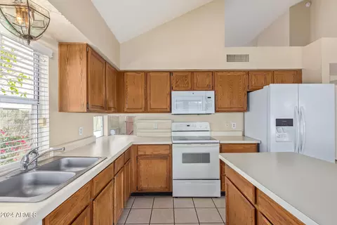 Kitchen - 3228 E Wildwood Dr, Phoenix, AZ 85048 photo 5 of 7
