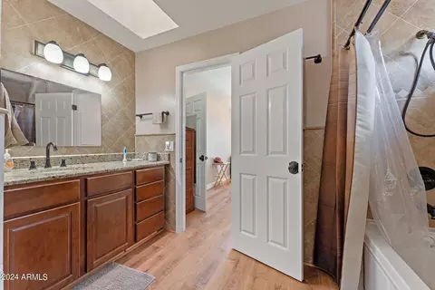 Bath - 1303 E Morrow Dr, Phoenix, AZ 85024 photo 3 of 4