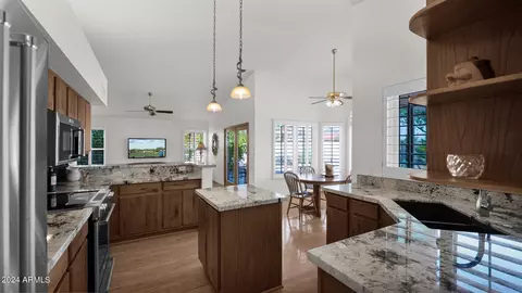 Kitchen - 3926 E Goldfinch Gate Ln, Phoenix, AZ 85044 photo 3 of 4