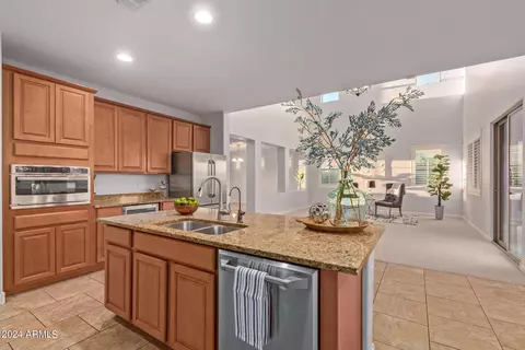 Kitchen - 4457 S Squires Ln, Gilbert, AZ 85297 photo 5 of 6