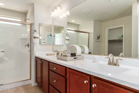 Bath - 2319 W Mark Ln, Phoenix, AZ 85085 photo 2 of 4