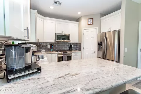 Kitchen - 3043 E Fremont Rd, Phoenix, AZ 85042 photo 3 of 4