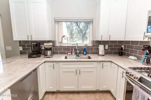 Kitchen - 3043 E Fremont Rd, Phoenix, AZ 85042 photo 4 of 4