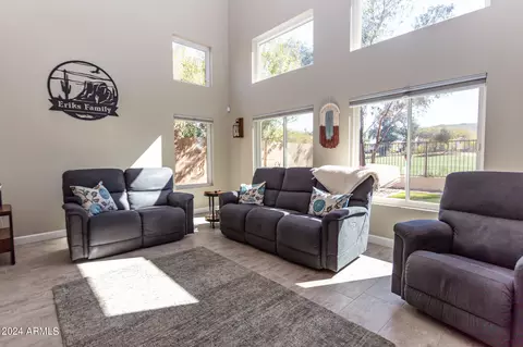 Living - 3043 E Fremont Rd, Phoenix, AZ 85042 photo 1 of 3