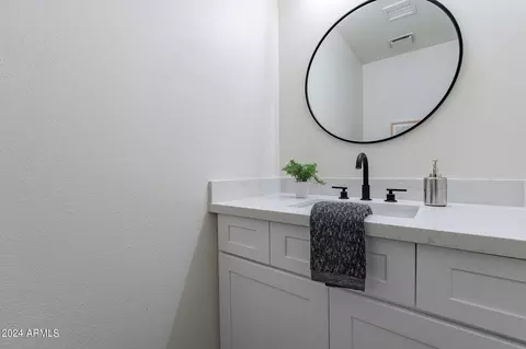 Bath - 6631 E Jasmine St, Mesa, AZ 85205 photo 1 of 5