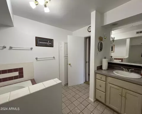 Bath - 1032 E Irvine Rd, Phoenix, AZ 85086 photo 3 of 4