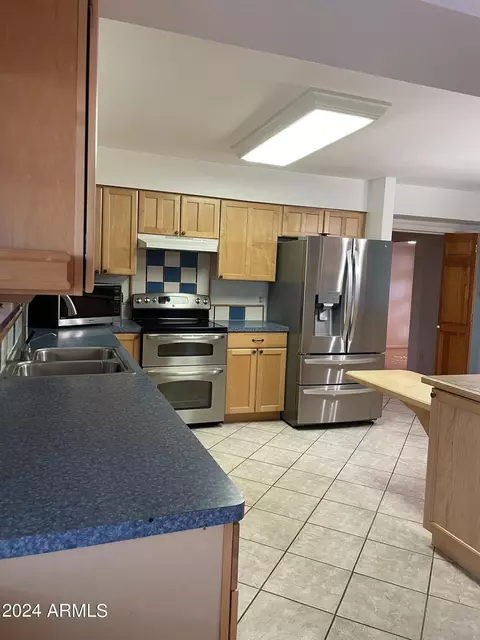 Kitchen - 1032 E Irvine Rd, Phoenix, AZ 85086 photo 6 of 10