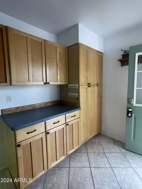 Kitchen - 1032 E Irvine Rd, Phoenix, AZ 85086 photo 5 of 10
