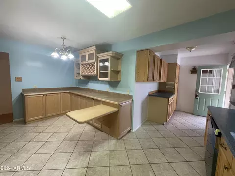 Kitchen - 1032 E Irvine Rd, Phoenix, AZ 85086 photo 7 of 10
