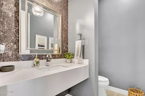 Bath - 626 E Galvin St, Phoenix, AZ 85086 photo 7 of 8