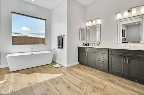 Bath - 626 E Galvin St, Phoenix, AZ 85086 photo 1 of 8