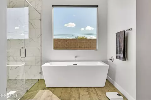 Bath - 626 E Galvin St, Phoenix, AZ 85086 photo 4 of 8