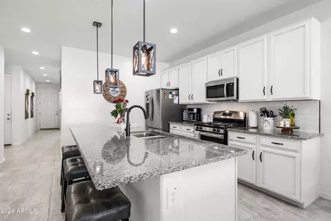 7708 W Riverside Ave, Phoenix, AZ 85043