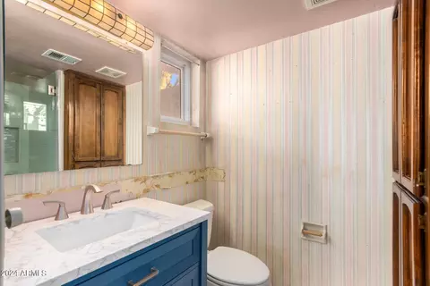 Bath - 2501 E Turney Ave, Phoenix, AZ 85016 photo 1 of 2