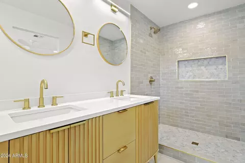 Bath - 634 E Manhatton Dr, Tempe, AZ 85282 photo 2 of 3