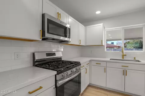 Kitchen - 634 E Manhatton Dr, Tempe, AZ 85282 photo 4 of 8